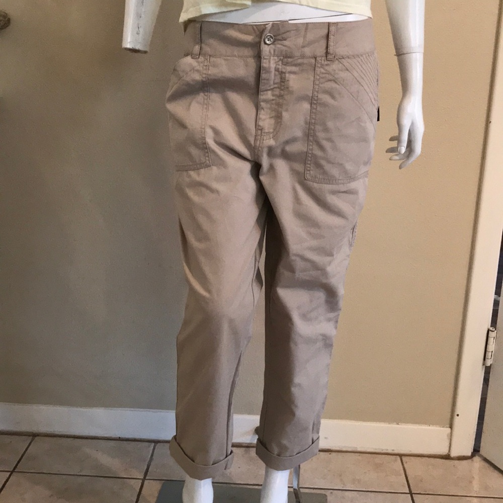 Khaki cropped pants